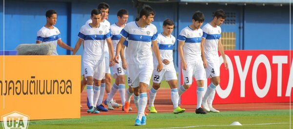 Игроки олимпийской сборной Узбекистана по футболу во время тренировки - Sputnik Узбекистан