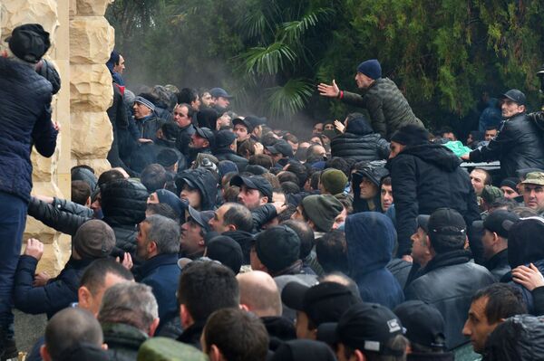 В Абхазии могут ввести чрезвычайное положение из-за протестов оппозиции - Sputnik Узбекистан