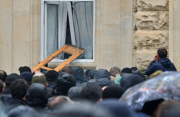 В Абхазии могут ввести чрезвычайное положение из-за протестов оппозиции - Sputnik Узбекистан