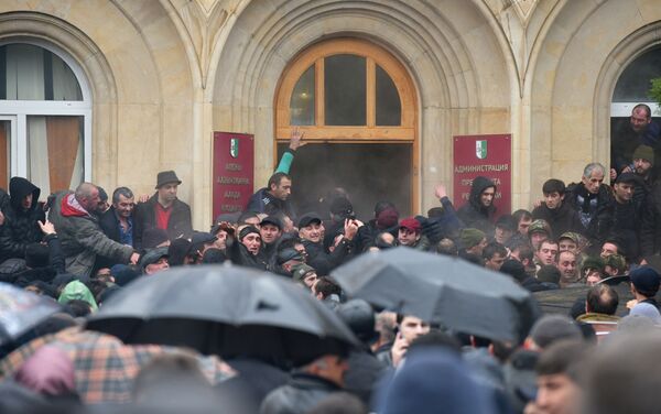 Абхазские оппозиционеры штурмуют здание администрации президента Республики Абхазия в Сухуме. - Sputnik Узбекистан