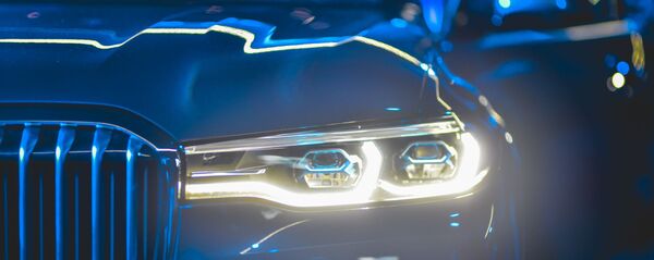 Фара автомобиля. Иллюстративное фото Фара автомобиля. Иллюстративное фото - Sputnik Ўзбекистон