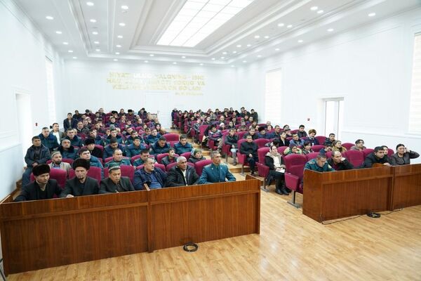 Бойсун ҳокимлигида тўйдаги “томоша” муҳокама қилинди Бойсун ҳокимлигида тўйдаги “томоша” муҳокама қилинди - Sputnik Ўзбекистон