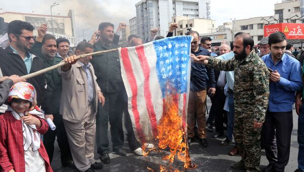 Иранцы сжигают американский флаг во время демонстраций против американских преступлений в Тегеране - Sputnik Ўзбекистон
