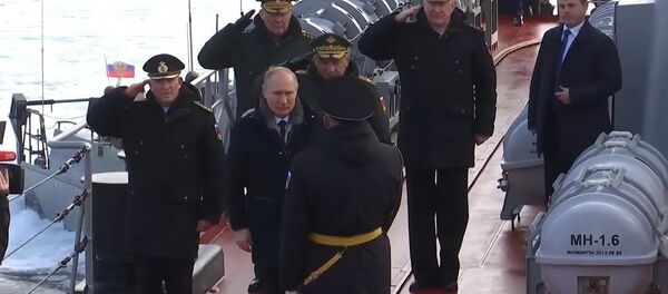 Владимир Путин понаблюдал за учениями ВМФ у берегов Крыма  - Sputnik Узбекистан