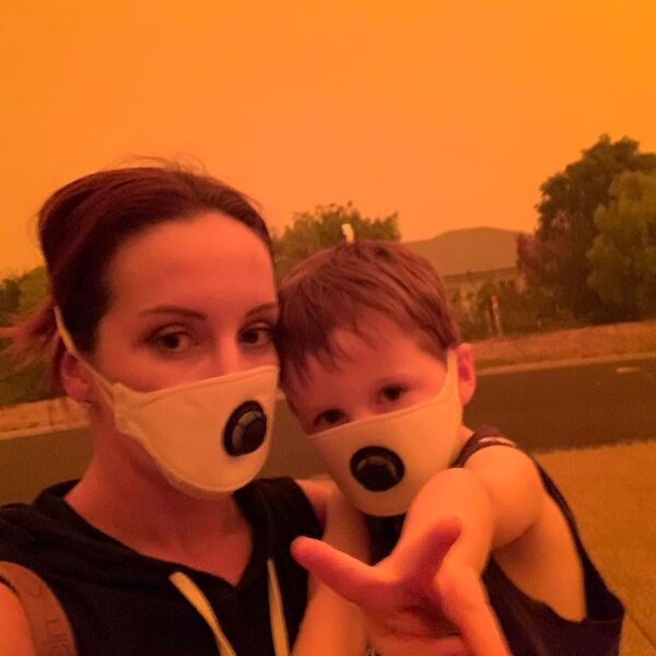 Мама с сыном в защитных масках во время лесных пожаров в Австралии - Sputnik Узбекистан
