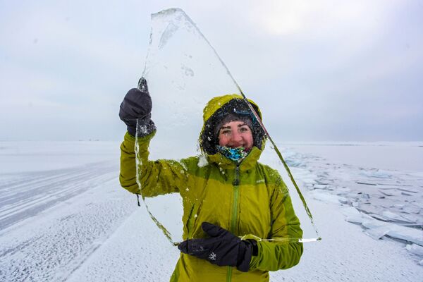 Девушка с куском льда на озере Байкал - Sputnik Узбекистан