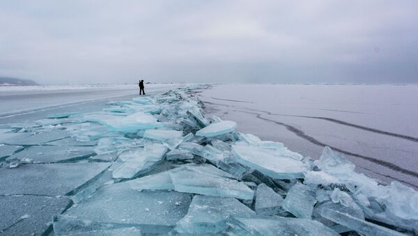 Led na beregu ozera Baykal - Sputnik O‘zbekiston