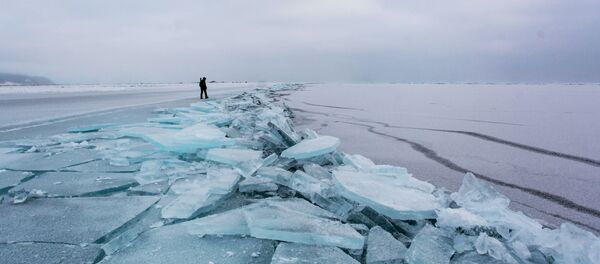 Лед на берегу озера Байкал Лед на берегу озера Байкал - Sputnik Ўзбекистон