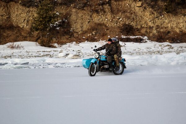 Местные жители едут на мотоцикле по берегу озера Байкал - Sputnik Узбекистан