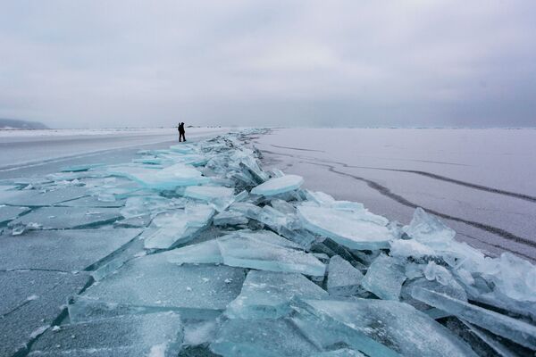 Led na beregu ozera Baykal - Sputnik O‘zbekiston