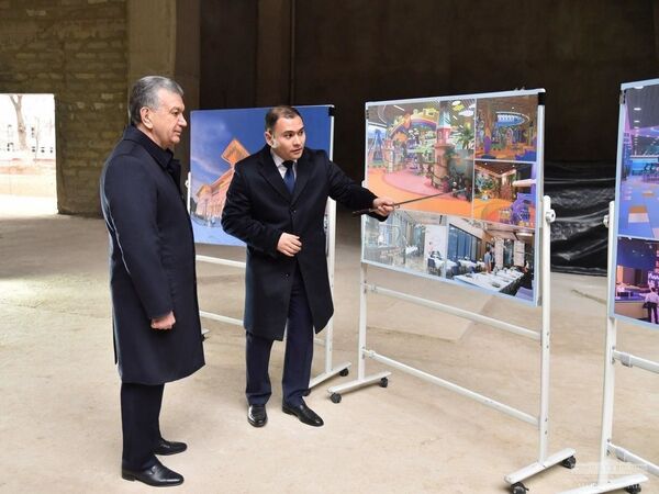 Президент Узбекистана Шавкат Мирзиёев ознакомился с ходом реконструкции Национального парка имени Алишера Навои в Ташкенте - Sputnik Узбекистан