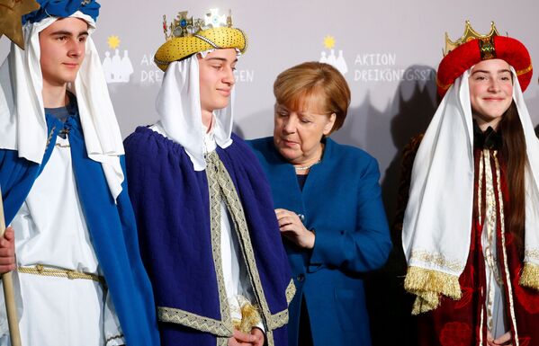 Канцлер Германии Ангела Меркель с юными артистами на приеме в Ведомстве федерального канцлера  - Sputnik Узбекистан