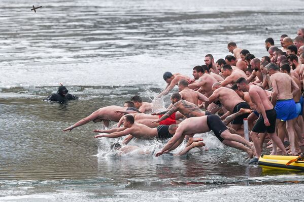 Верующие ныряют в озеро в Софии во время празднования Богоявления  - Sputnik Узбекистан