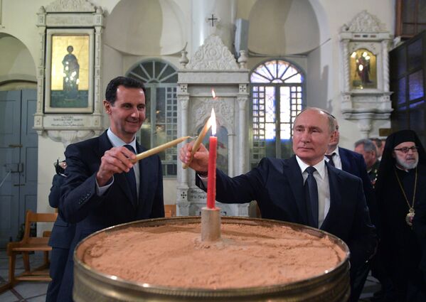 Президент России Владимир Путин и президент Сирии Башар Асад в кафедральном соборе Пресвятой Богородицы в Дамаске - Sputnik Узбекистан