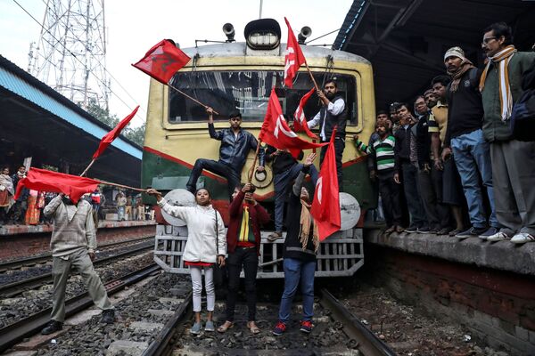 Сторонники Коммунистической партии Индии блокируют пассажирский поезд во время антиправительственной акции протеста, Калькутта - Sputnik Узбекистан