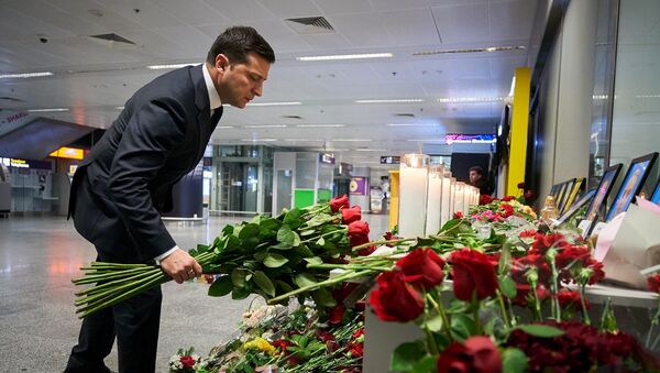 Президент Украины Владимир Зеленский возложил цветы в международном аэропорту Борисполь в Киеве в память о членах экипажа пассажирского лайнера Украины Boeing 737-800, разбившегося в Тегеране - Sputnik Узбекистан