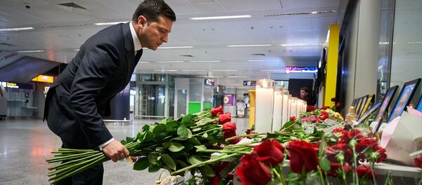 Президент Украины Владимир Зеленский возложил цветы в международном аэропорту Борисполь в Киеве в память о членах экипажа пассажирского лайнера Украины Boeing 737-800, разбившегося в Тегеране - Sputnik Узбекистан