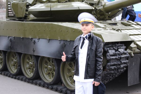 Мальчик в форме на фоне танка - Sputnik Узбекистан