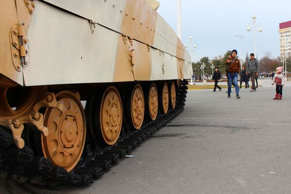 Жители Ташкента фотографируют танк - Sputnik Узбекистан