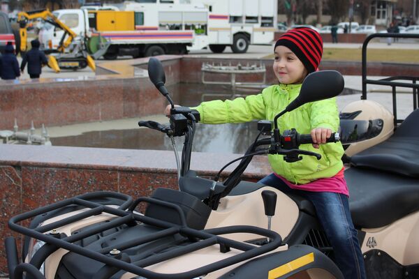 Ребенок на квадрацикле - Sputnik Узбекистан