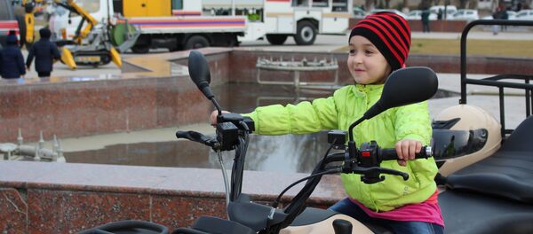 Ребенок на квадрацикле - Sputnik Узбекистан
