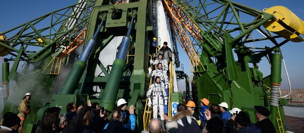 Старт космического корабля Союз ТМА-19М с космодрома Байконур Старт космического корабля Союз ТМА-19М с космодрома Байконур - Sputnik Узбекистан