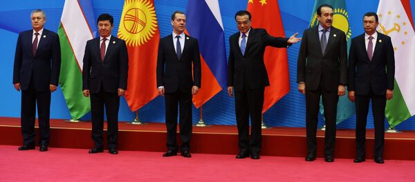 Шанхай Ҳамкорлик Ташкилоти ҳукумат раҳбарларининг суратга тушиш маросими. Шанхай Ҳамкорлик Ташкилоти ҳукумат раҳбарларининг суратга тушиш маросими. - Sputnik Ўзбекистон