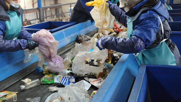 Сортировка мусора на заводе по переработке отходов - Sputnik Узбекистан