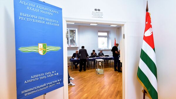 Избирательный участок во время выборов президента Абхазии - Sputnik Узбекистан