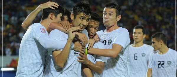 Игроки олимпийской футбольной сборной Узбекистана поздравляют Кобилова с забитым голом Игроки олимпийской футбольной сборной Узбекистана поздравляют Кобилова с забитым голом - Sputnik Узбекистан
