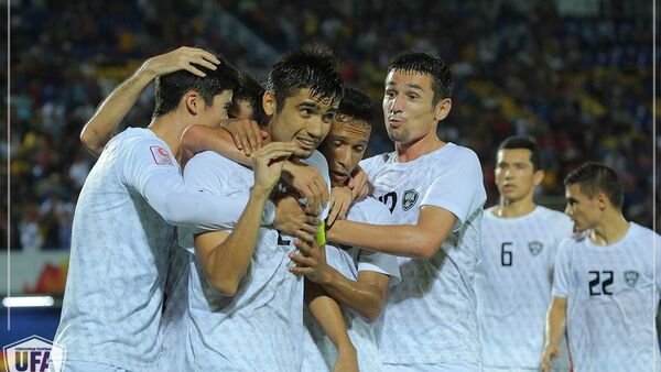 Игроки олимпийской футбольной сборной Узбекистана поздравляют Кобилова с забитым голом - Sputnik Узбекистан