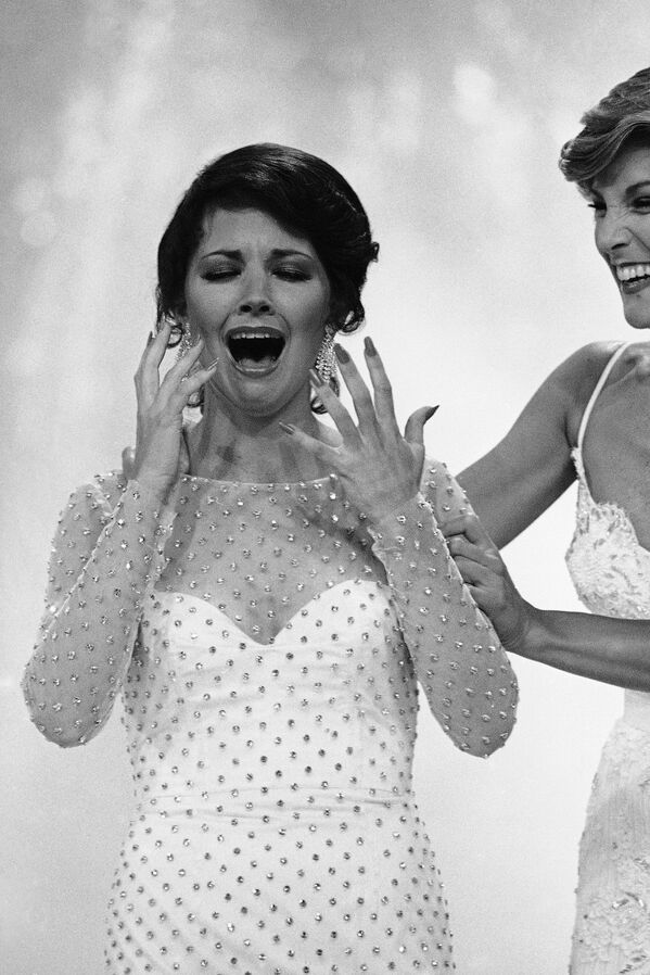 Мисс Америка 1980 Сьюзан Пауэлл после победы на конкурсе красоты  - Sputnik Узбекистан
