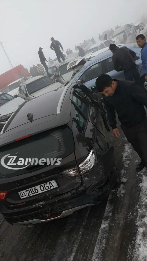 Самарқандда ўнлаб автомобиллар иштирокида ЙТҲ содир бўлди Самарқандда ўнлаб автомобиллар иштирокида ЙТҲ содир бўлди - Sputnik Ўзбекистон