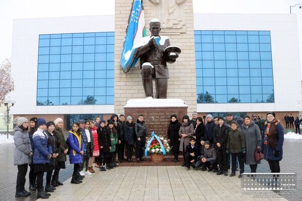 Возложение цветов к подножию монумента Присяга Родине в Ташкенте  - Sputnik Узбекистан