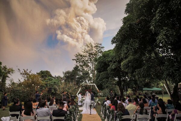 Свадебная церемония на фоне извержения вулкана Тааль на Филиппинах  - Sputnik Узбекистан