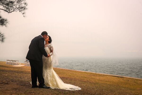 Свадебная церемония во время смога от природных пожаров в Сиднее  - Sputnik Узбекистан