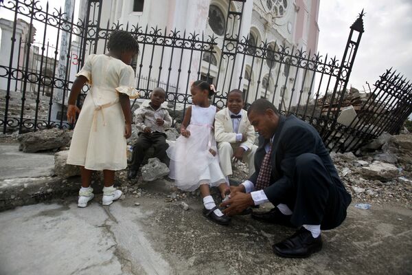 Подготовка к свадьбе в разрушенном храме после землетрясения на Гаити  - Sputnik Узбекистан