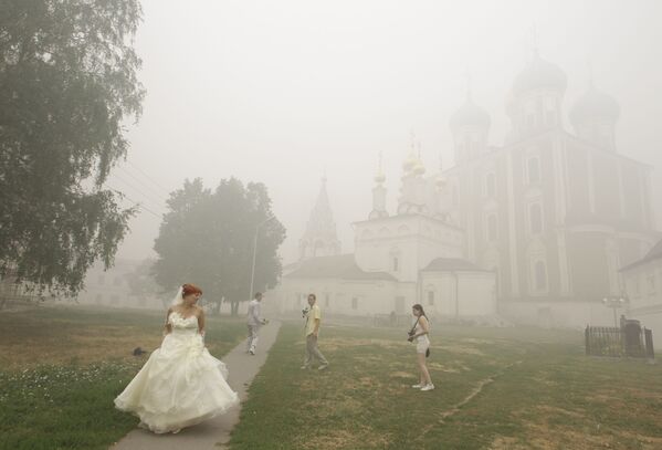 Невеста во время сильного смога от лесных пожаров в Рязани  - Sputnik Узбекистан