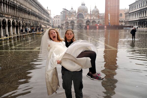 Жених с невестой на руках во время наводнения в Венеции  - Sputnik Узбекистан