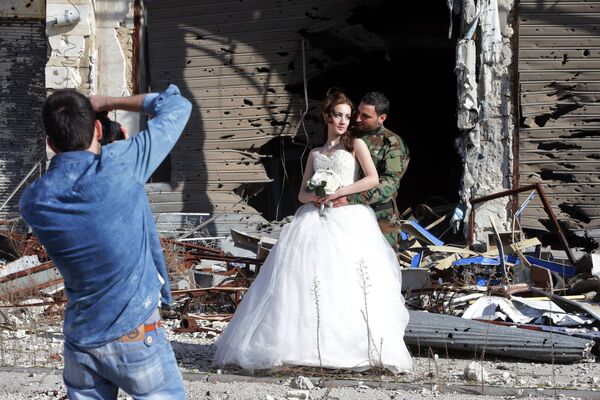 Сирийские молодожены во время фотосессии на фоне разрушенных зданий в Хомсе  - Sputnik Узбекистан