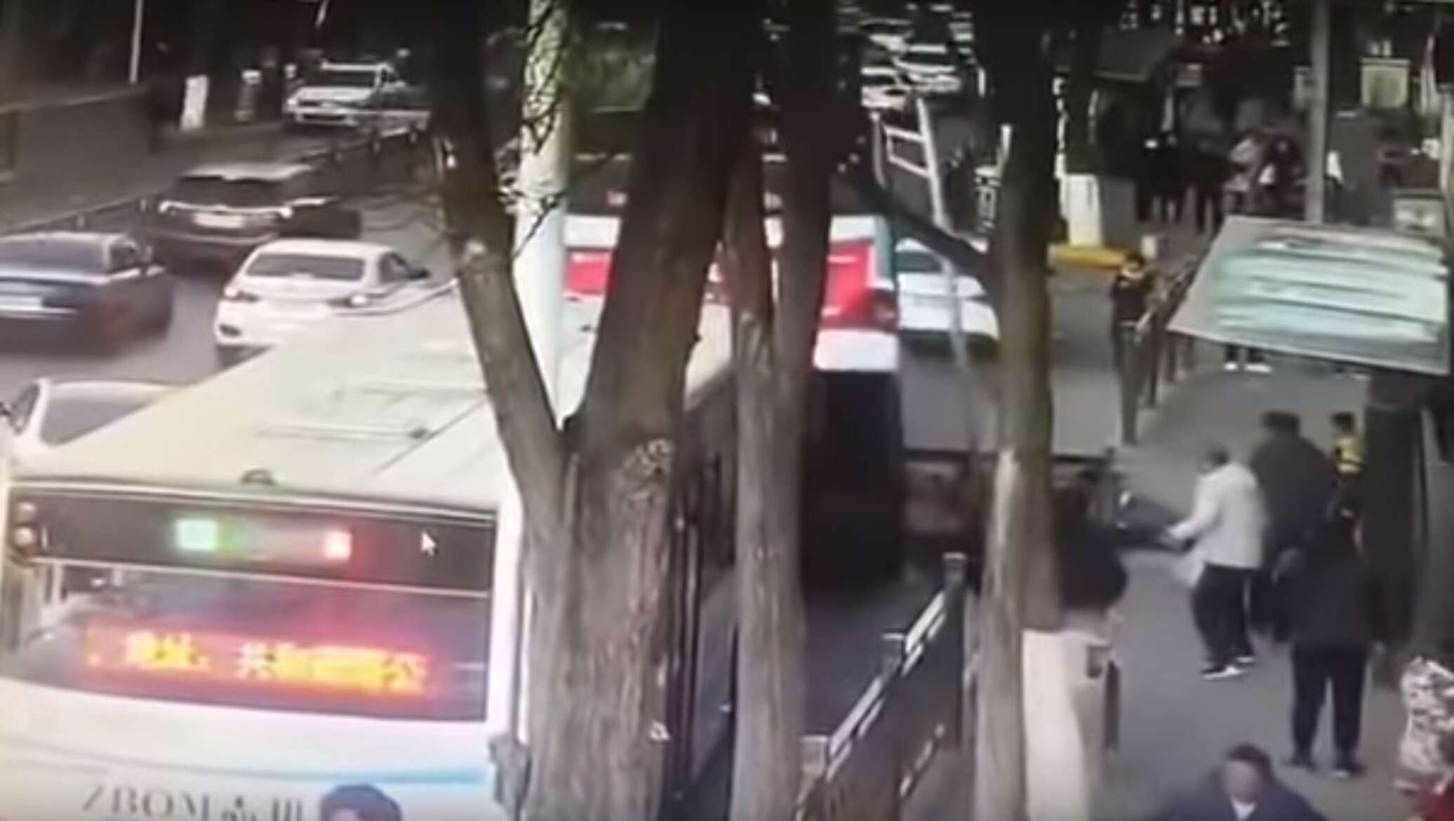 провалился под землю автобус в павлодаре. провалился под землю автобус в павлодаре. провалился под землю автобус в павлодаре. провалился под землю автобус в павлодаре. хамзат уносит китайца в автобус.