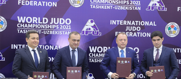Prezident IJF Marius Vizer, peredsedatel Federatsii dzudo Uzbekistana Azizjon Komilov, ministr narodnogo obrazovaniya Uzbekistana Sherzod Shermatov i ministr fizicheskoy kulturi i sporta Dilmurod Nabiyev podpisali protokol sotrudnichestva i soglashenie v ramkax programmi Dzudo v shkolax. - Sputnik O‘zbekiston