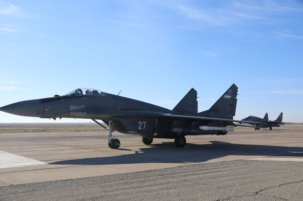 Министерство обороны продемонстрировало силу ВВС Узбекистана - кадры учений - Sputnik Узбекистан