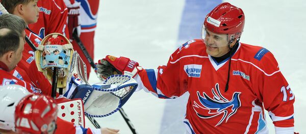 Руководитель Федеральной налоговой службы РФ Михаил Мишустин в хоккейном матче Руководитель Федеральной налоговой службы РФ Михаил Мишустин в хоккейном матче - Sputnik Узбекистан