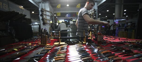 Мужчина показывает ножи - Sputnik Узбекистан