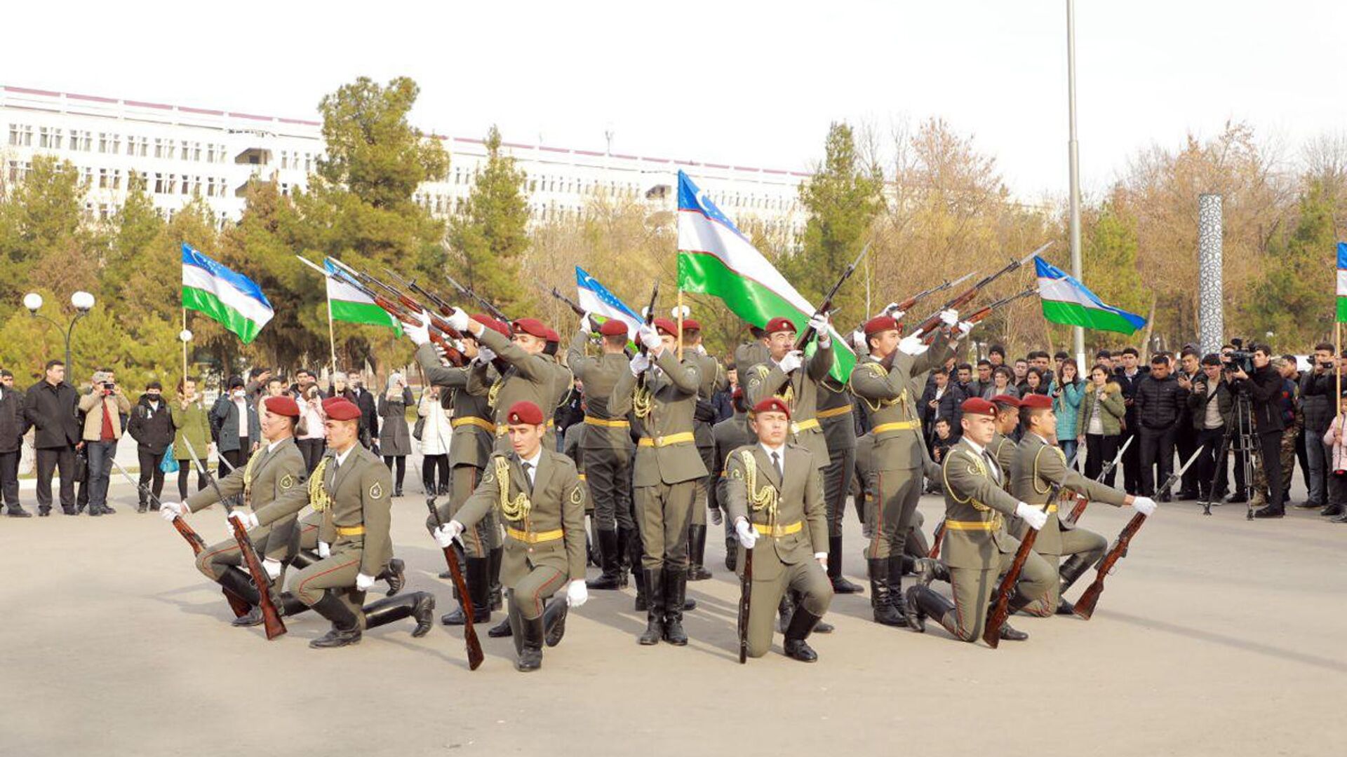 Военнослужащие национальной гвардии Узбекистана во время парада - Sputnik Ўзбекистон, 1920, 12.01.2023