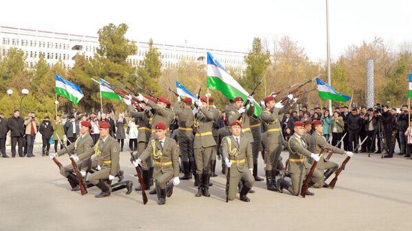 Военнослужащие национальной гвардии Узбекистана во время парада - Sputnik Узбекистан