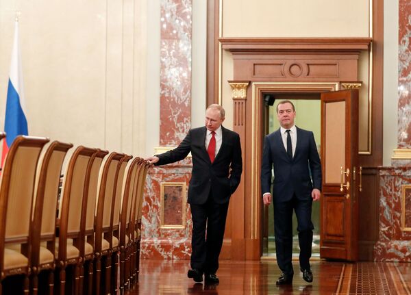 Президент РФ Владимир Путин и председатель правительства РФ Дмитрий Медведев перед встречей с членами правительства РФ - Sputnik Узбекистан