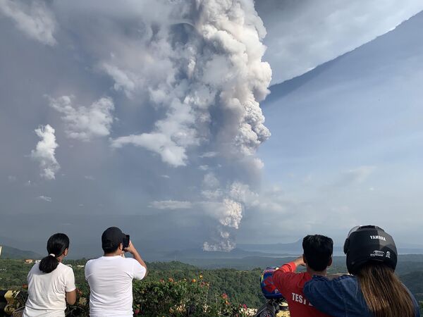 Извержение вулкана Тааль на Филиппинах - Sputnik Узбекистан