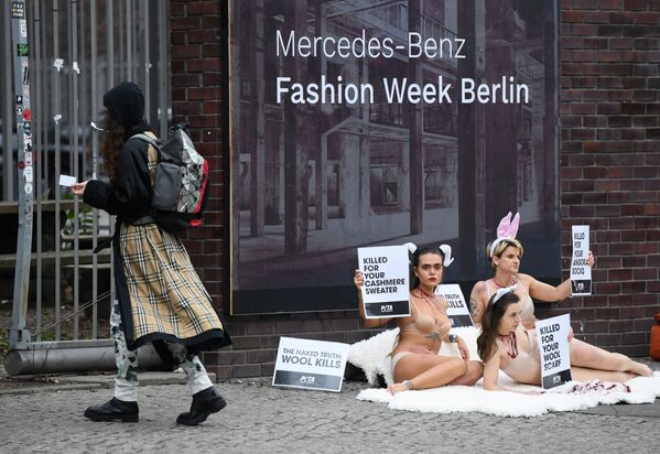 Berlin moda haftaligi vaqtida faollar aksiyasi. - Sputnik O‘zbekiston